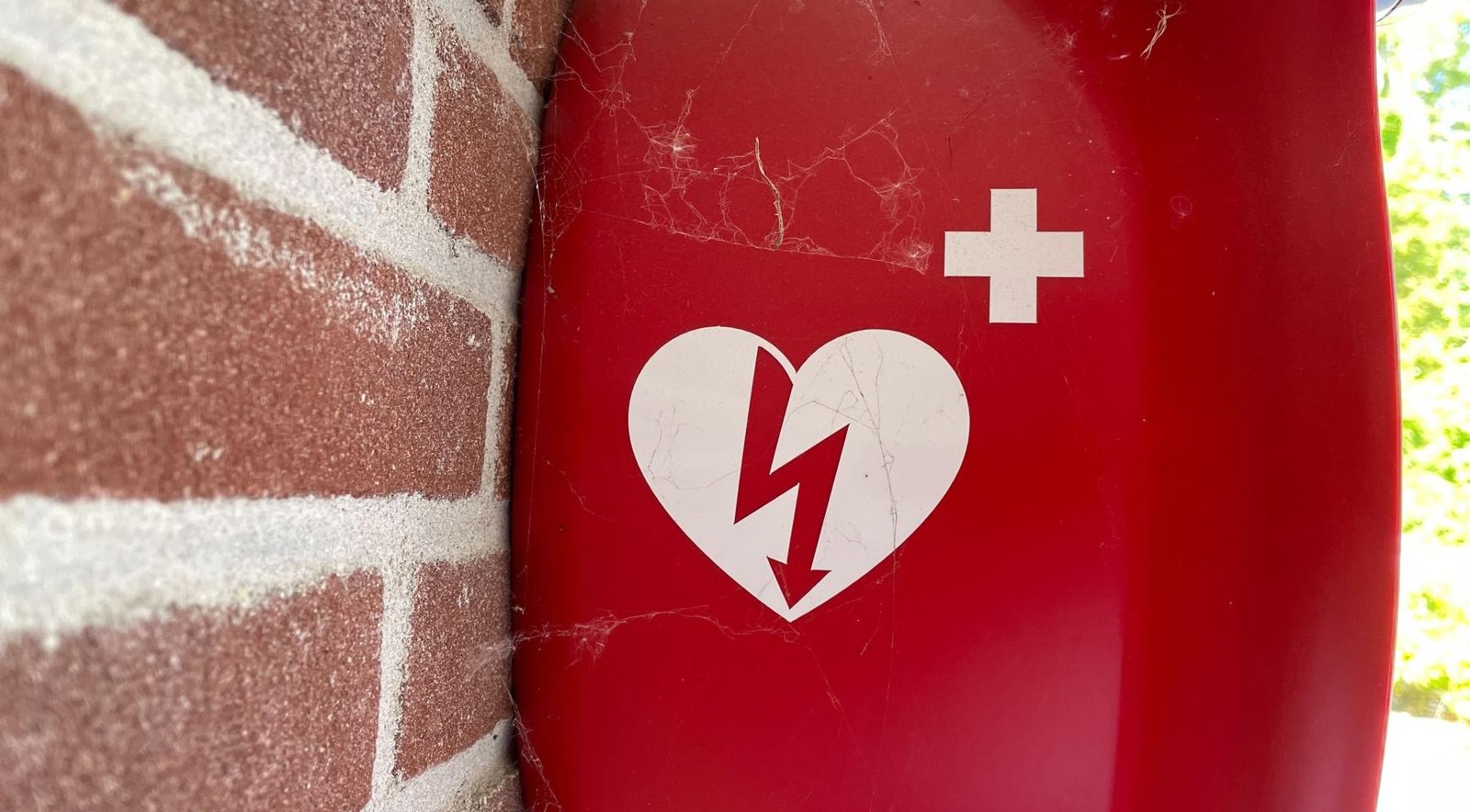 Parliament earmarks €1.5 million to add defibrillators in underserved neighborhoods