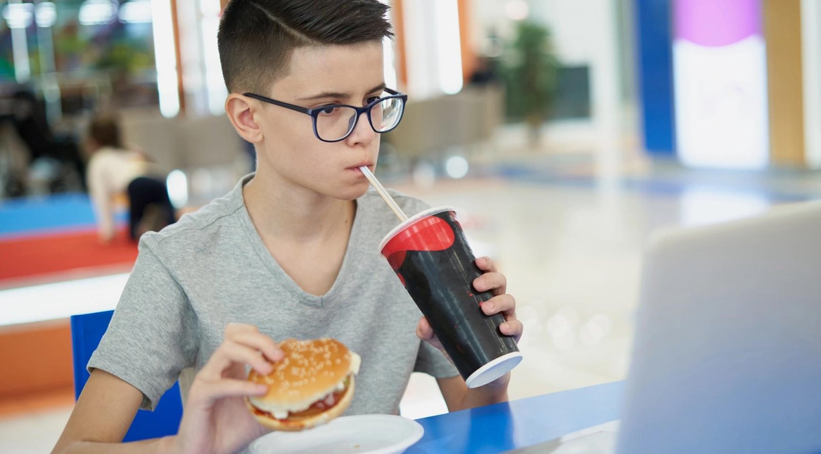 Half of Dutch children drink 16.5 glasses of sugary soft drinks per week