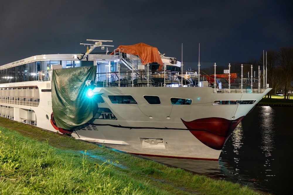 River cruise ship bumps into bridge in Amsterdam