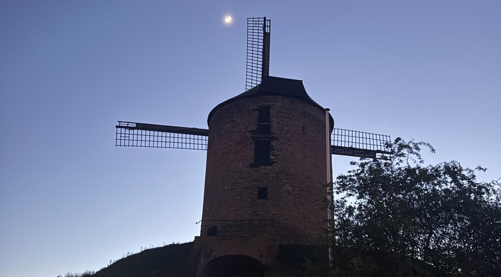 Sunny weekend to give way to cooler Koningsdag with slight risk of northern shower