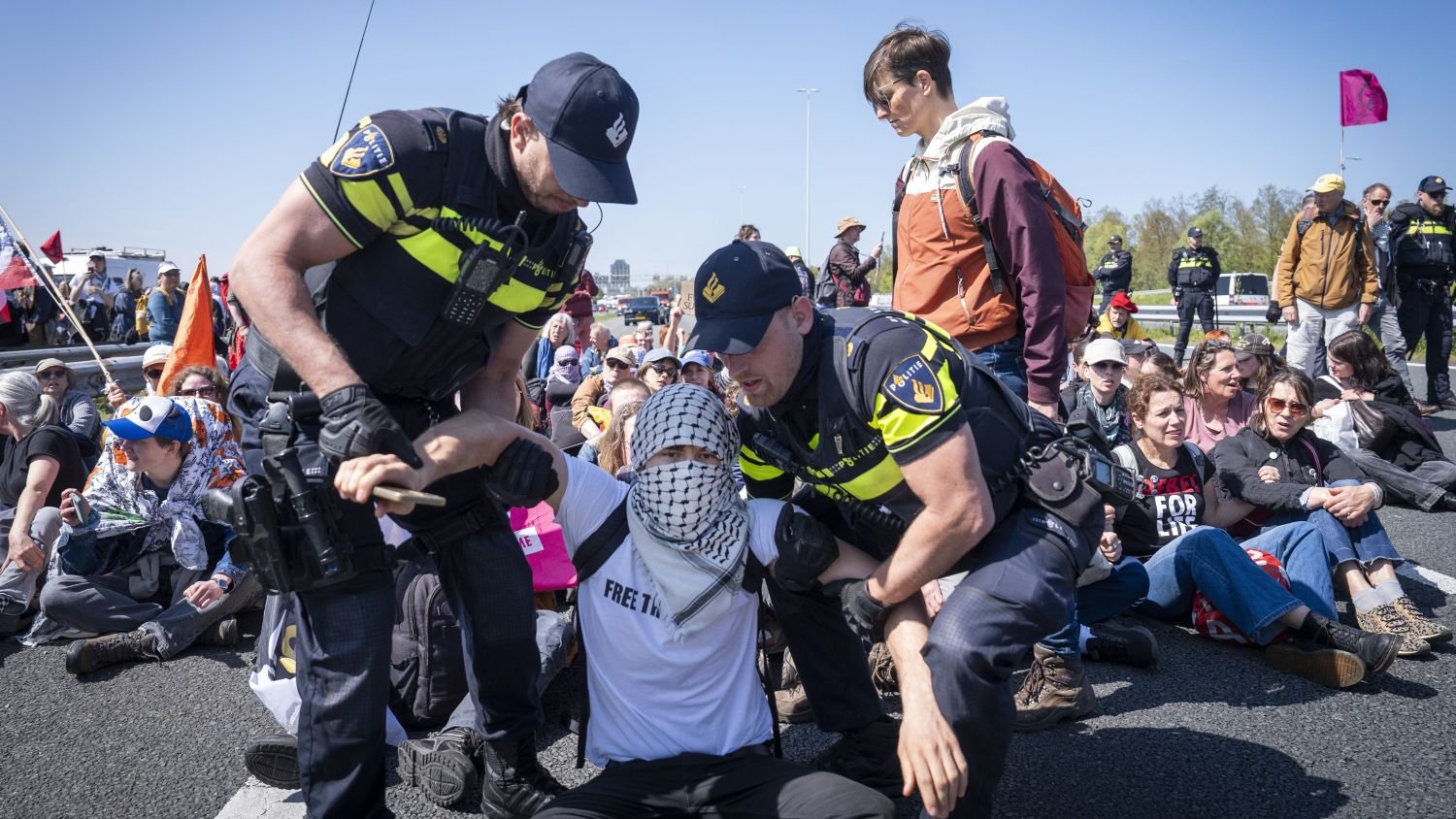 Mass arrests following motorway climate protest near Utrecht
