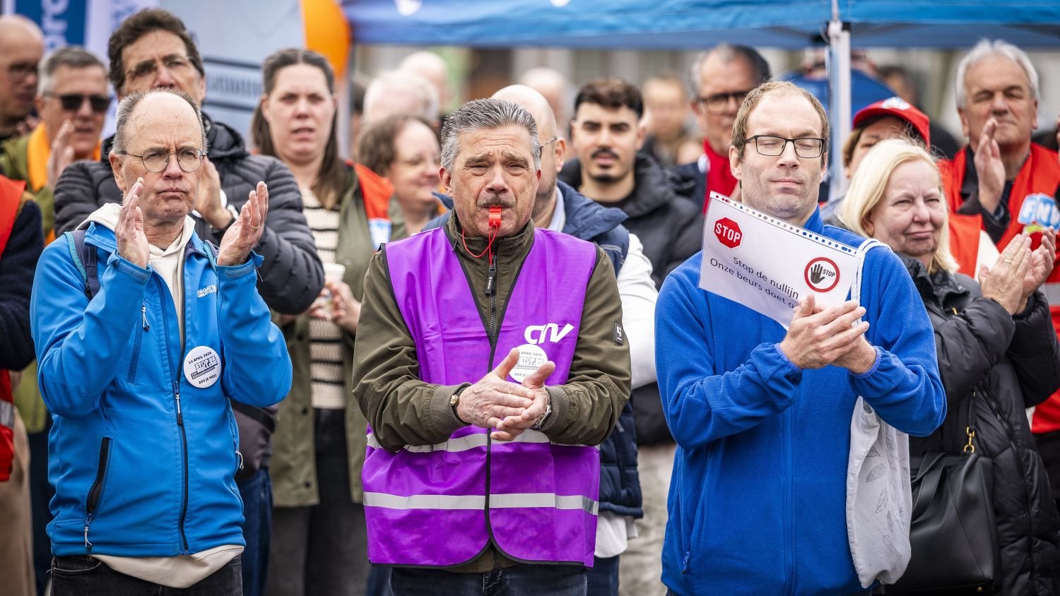 Civil servants set for 2.7% pay rise after months of strikes