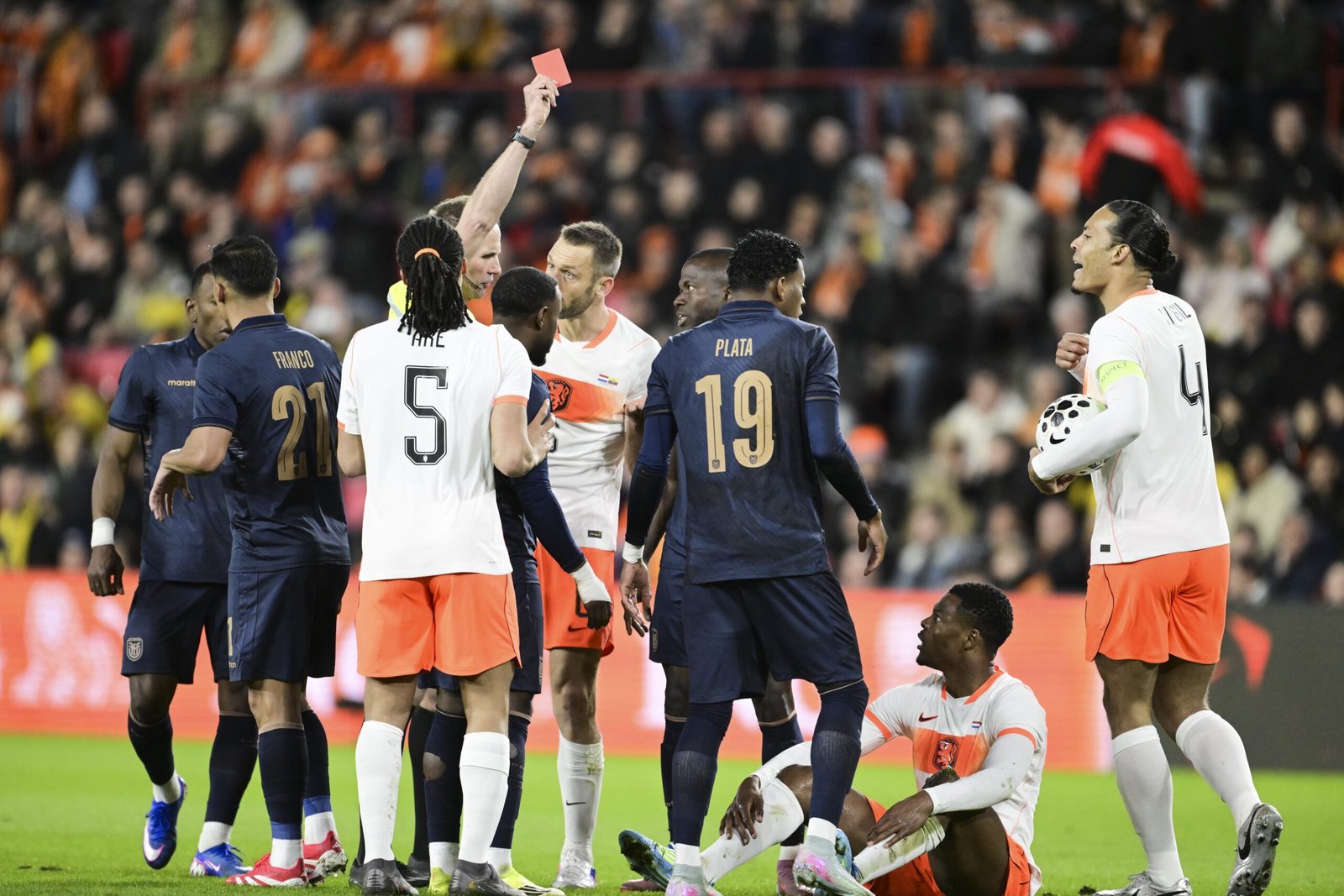 Dumfries dismissed as Netherlands dig in to draw with Ecuador
