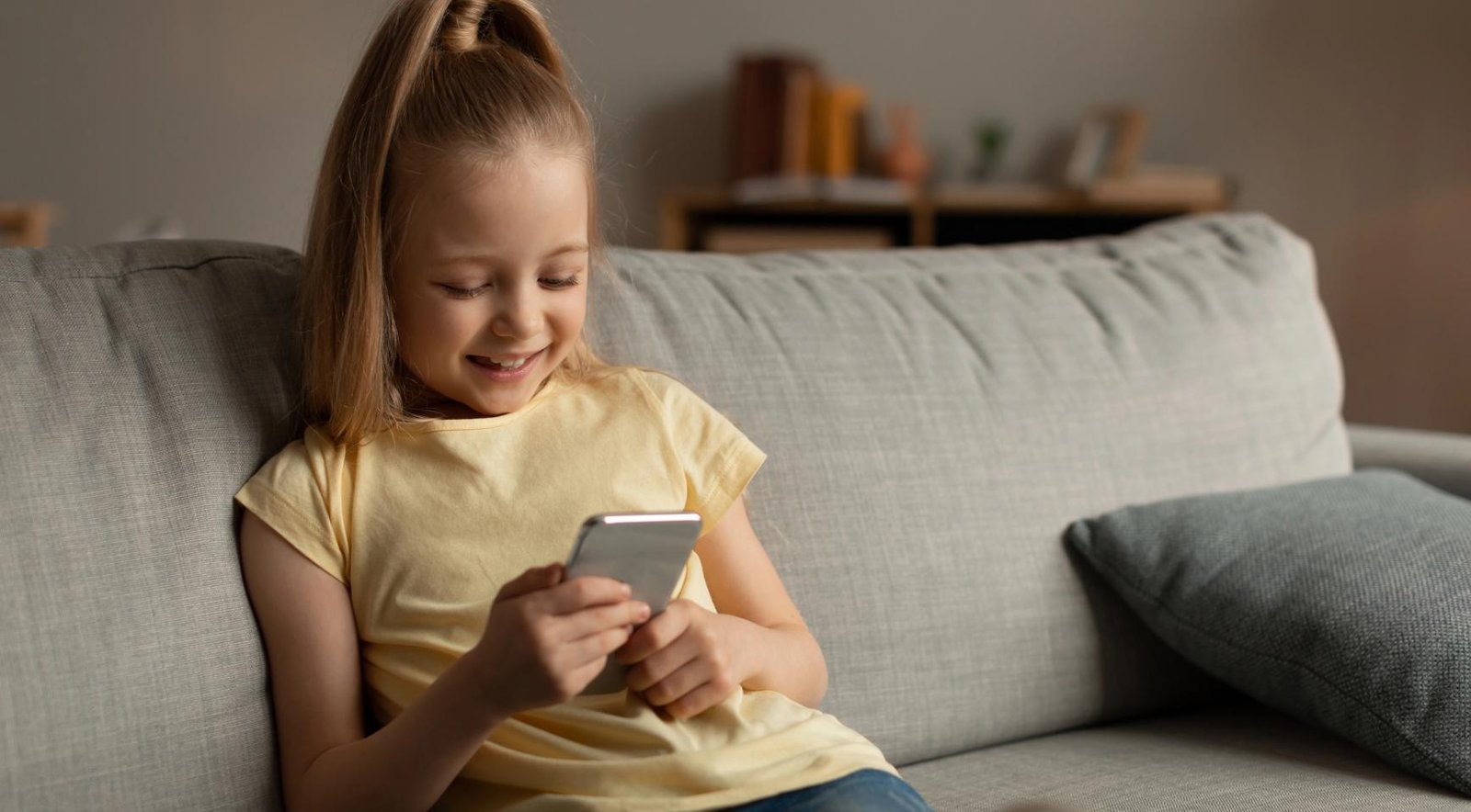 Arnhem first Dutch city to urge parents: delay smartphones, no social media until 16