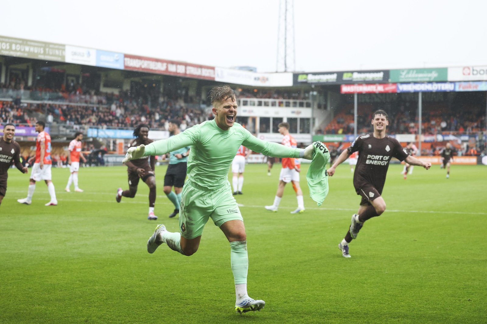 Goalkeeper turns poacher as Koeman hits late penalty for Telstar