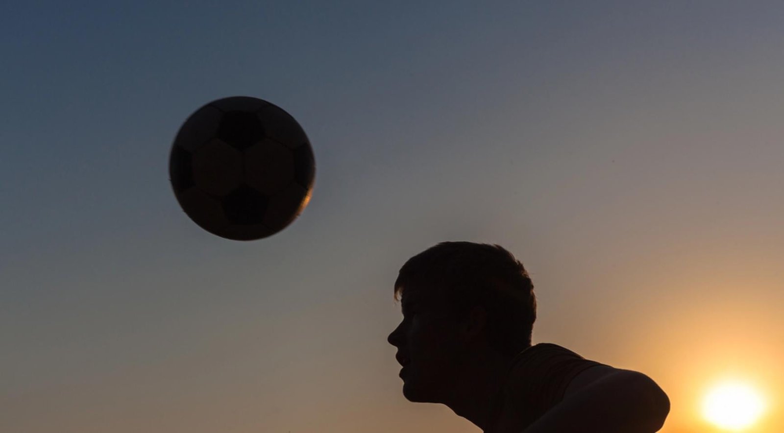 Heading in football linked to temporary brain injury markers, Amsterdam UMC study finds