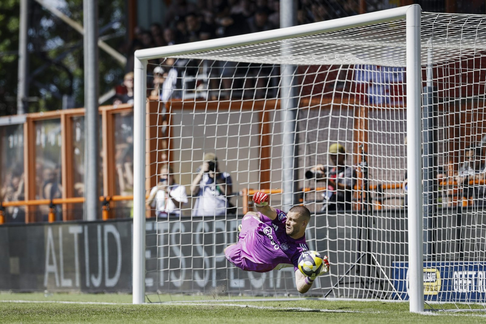 Ajax grab last European place with shoot-out win against Utrecht