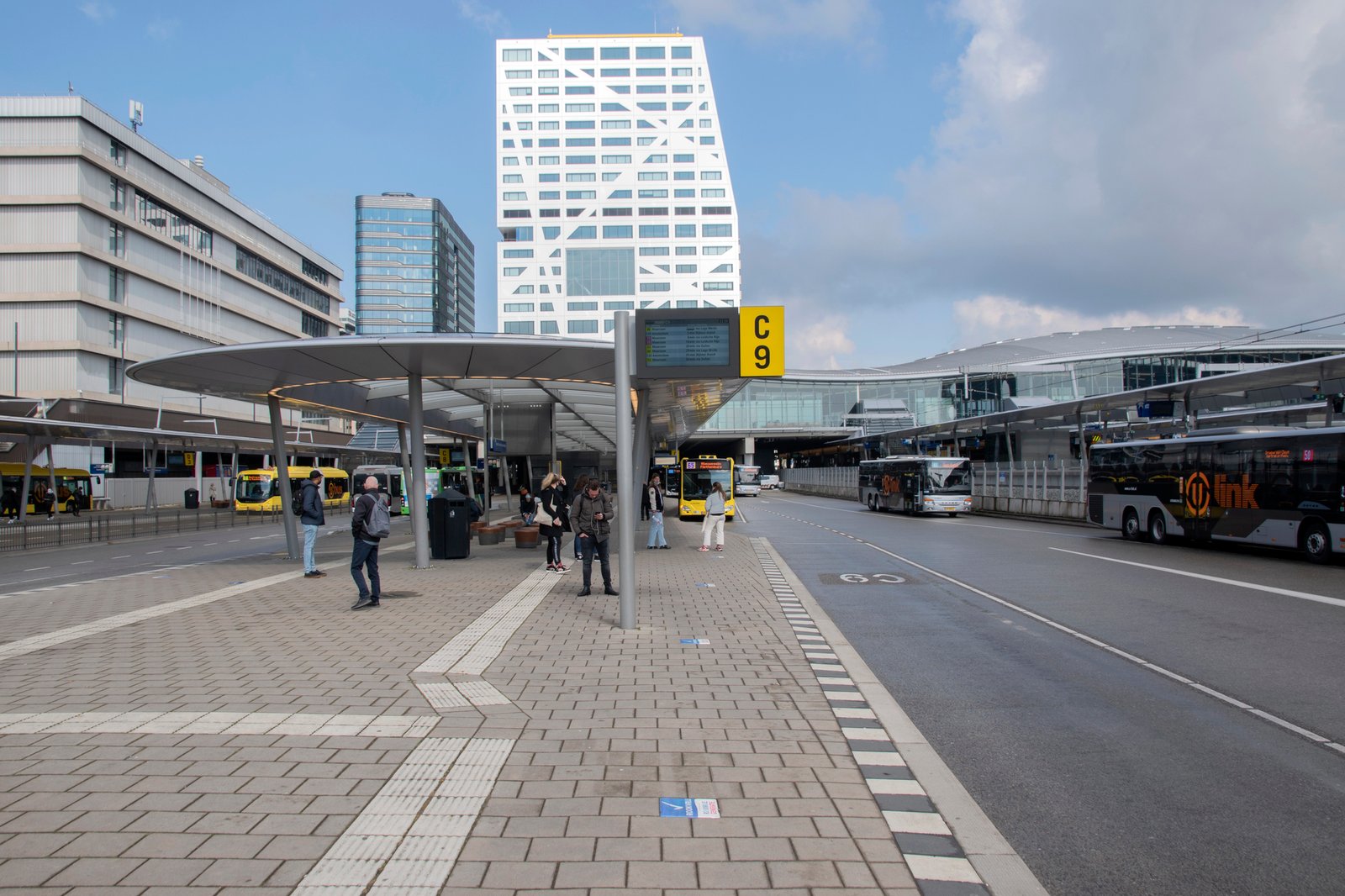 Utrecht to pay bus drivers double to keep summer service running