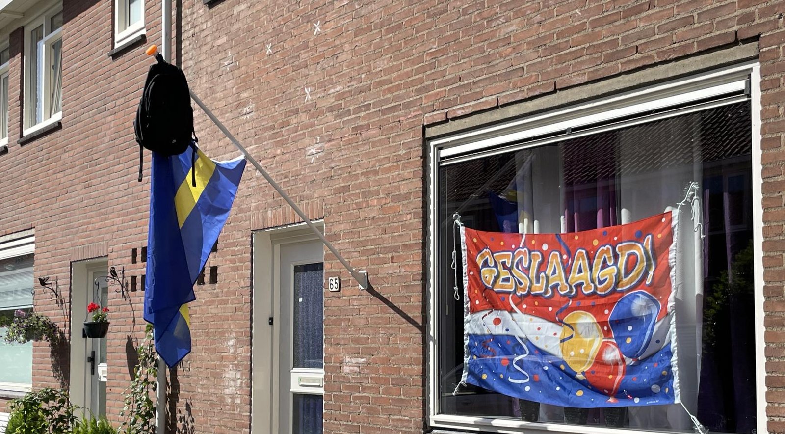 Backpack on flag day: 182,000 secondary school students find out if they’re graduating