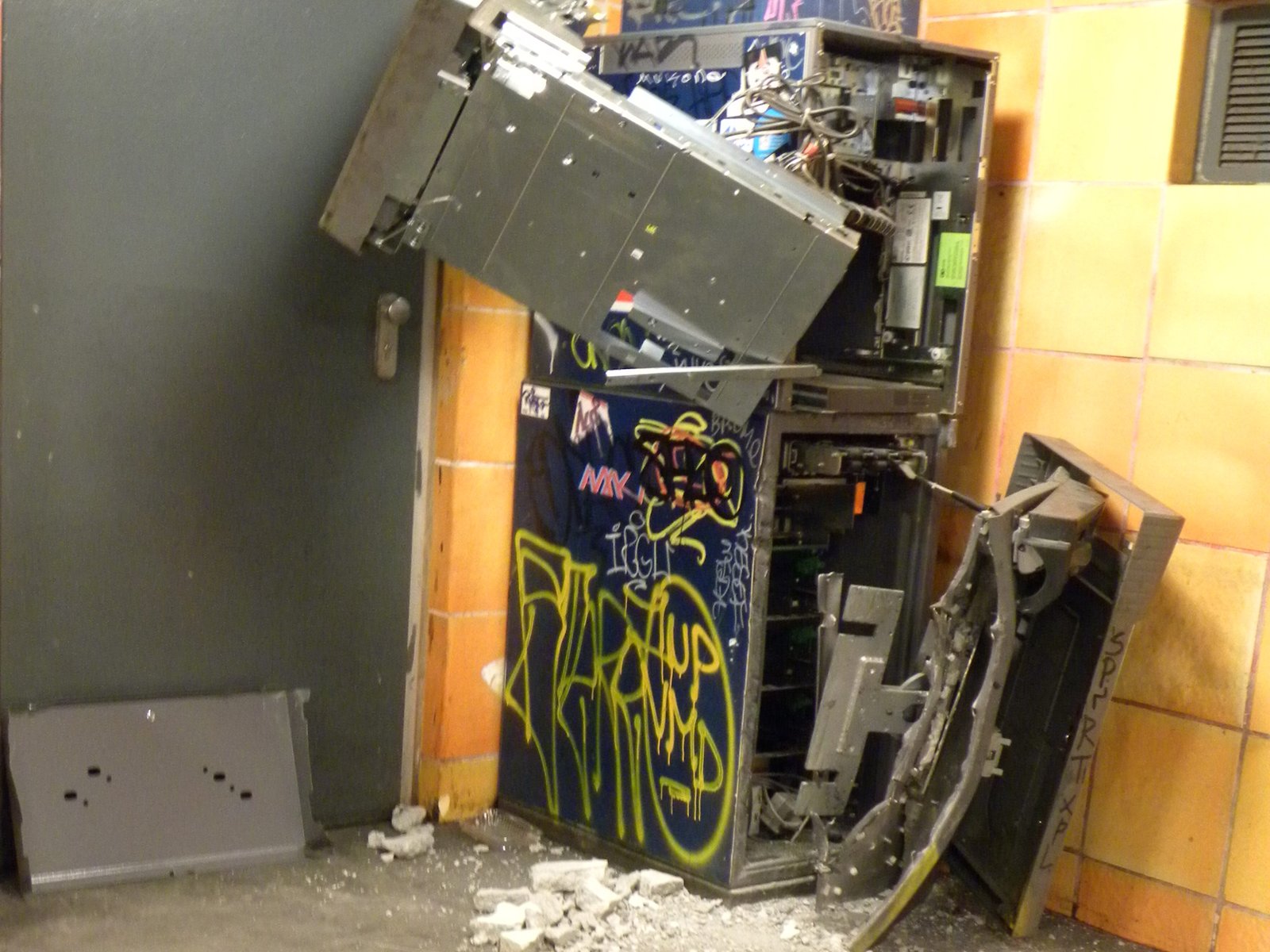 Amsterdam gym blast suspects were “making explosives”
