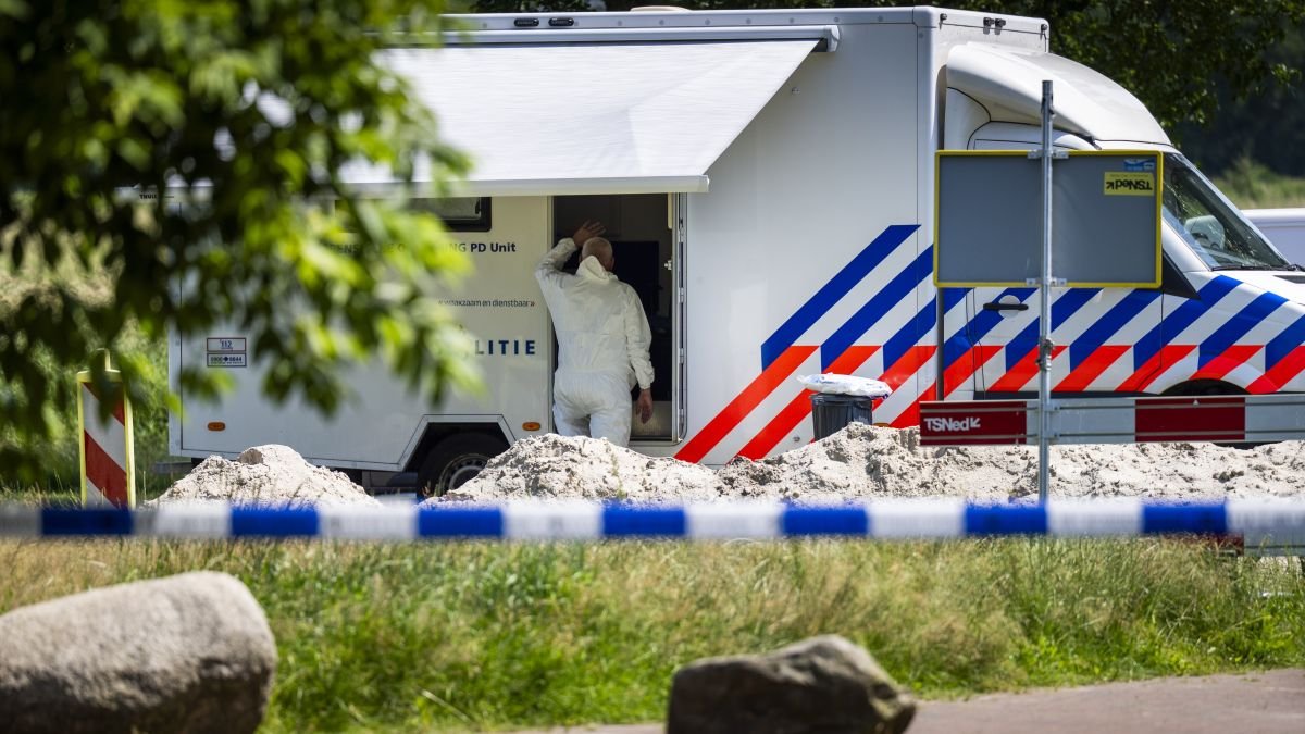 Girl arrested in parents’ murder probe “sent photos to friends”