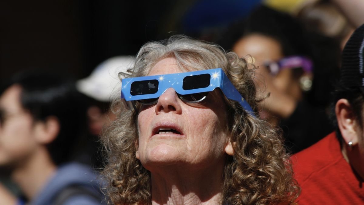Once-in-a-lifetime solar eclipse has Netherlanders over the moon