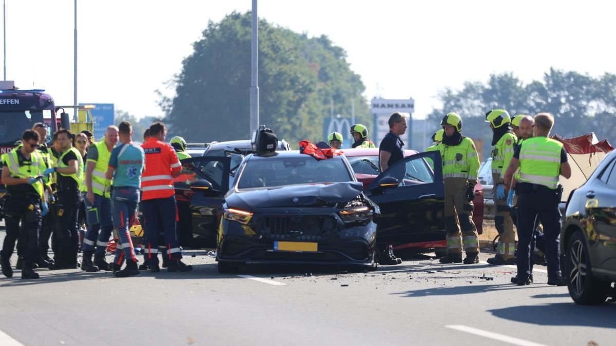 Jetten tells farmers to get off motorways after two die in crash