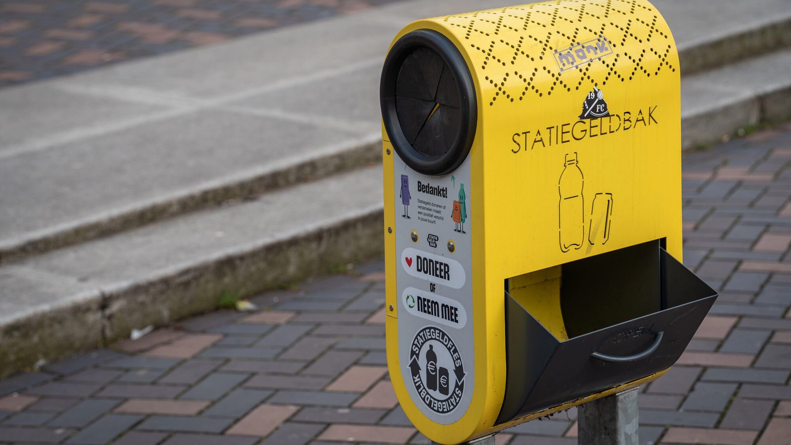 Criminals cashing in on black market for non-deposit cans