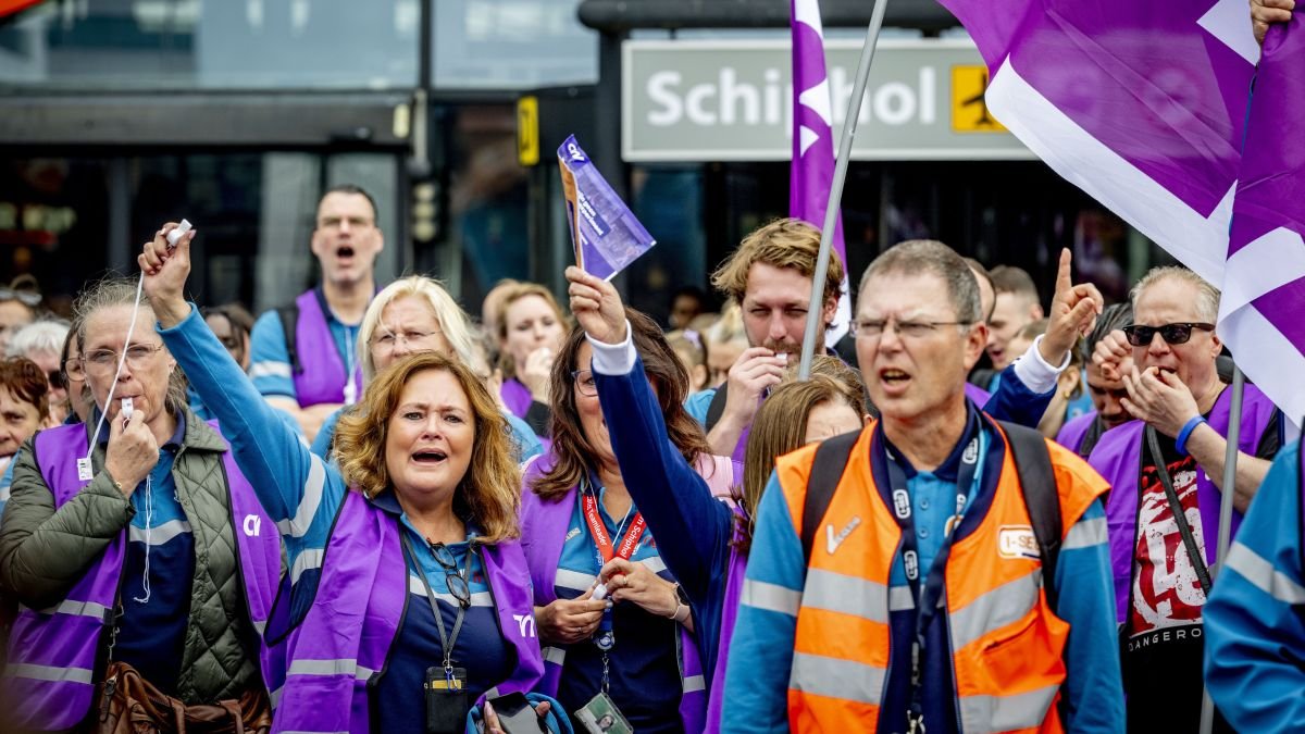Schiphol security staff begin strike action over workload