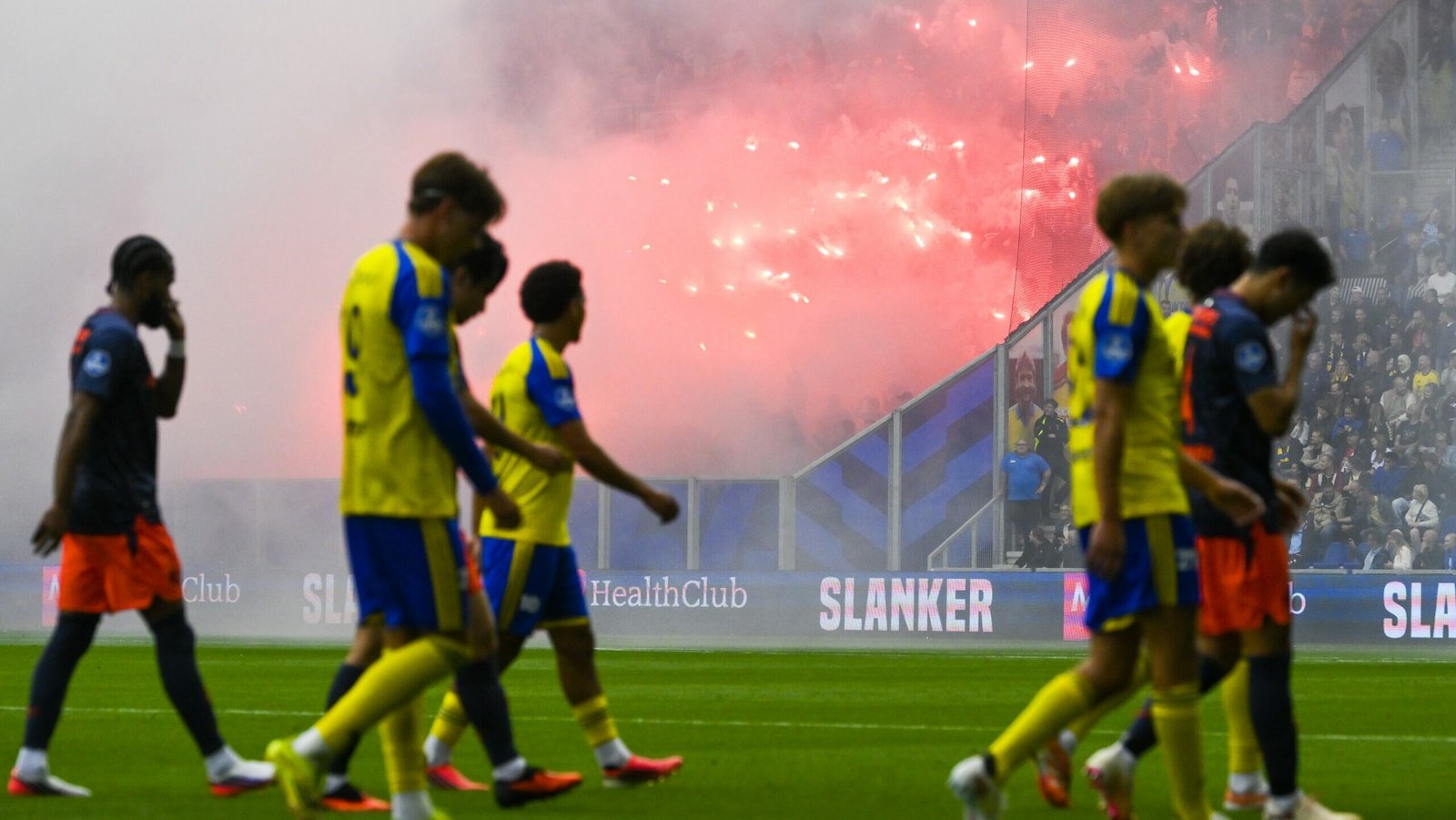 Investigation after Feyenoord fans set off fireworks at Cambuur
