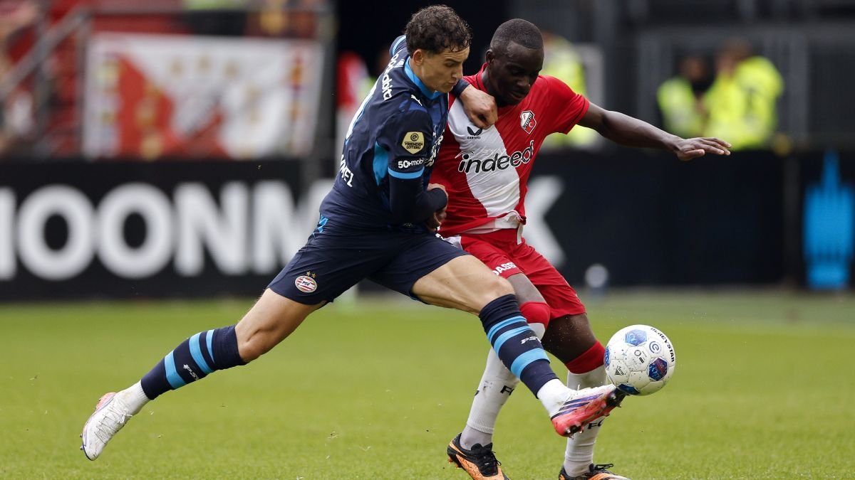 PSV thrash Utrecht 6-1 as AZ stay top