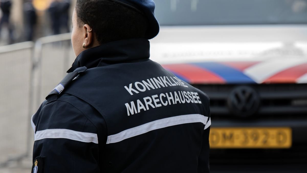 Hidden weapons found near primary school in Overasselt