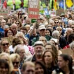 Thousands join Amsterdam climate march ahead of budget day