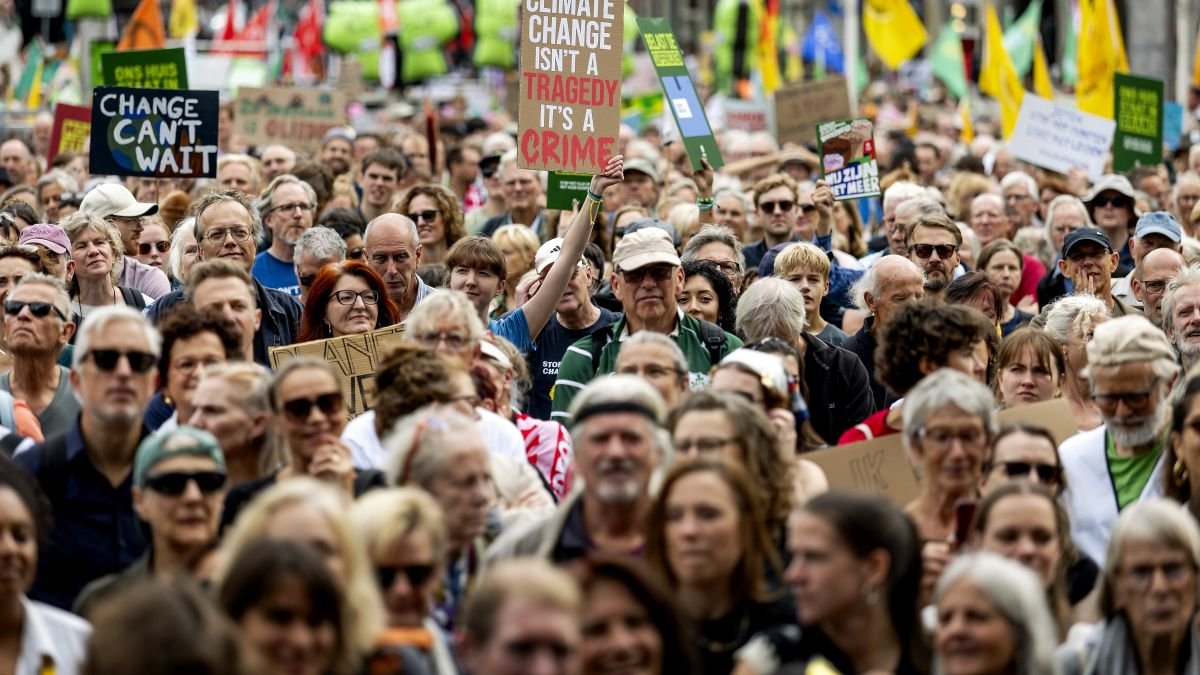 Thousands join Amsterdam climate march ahead of budget day