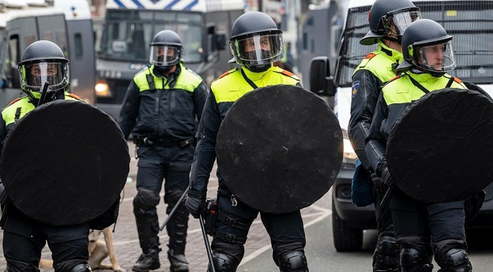 Anti-asylum protesters pelt cops with fireworks in Gelderland town; Over 10 arrested