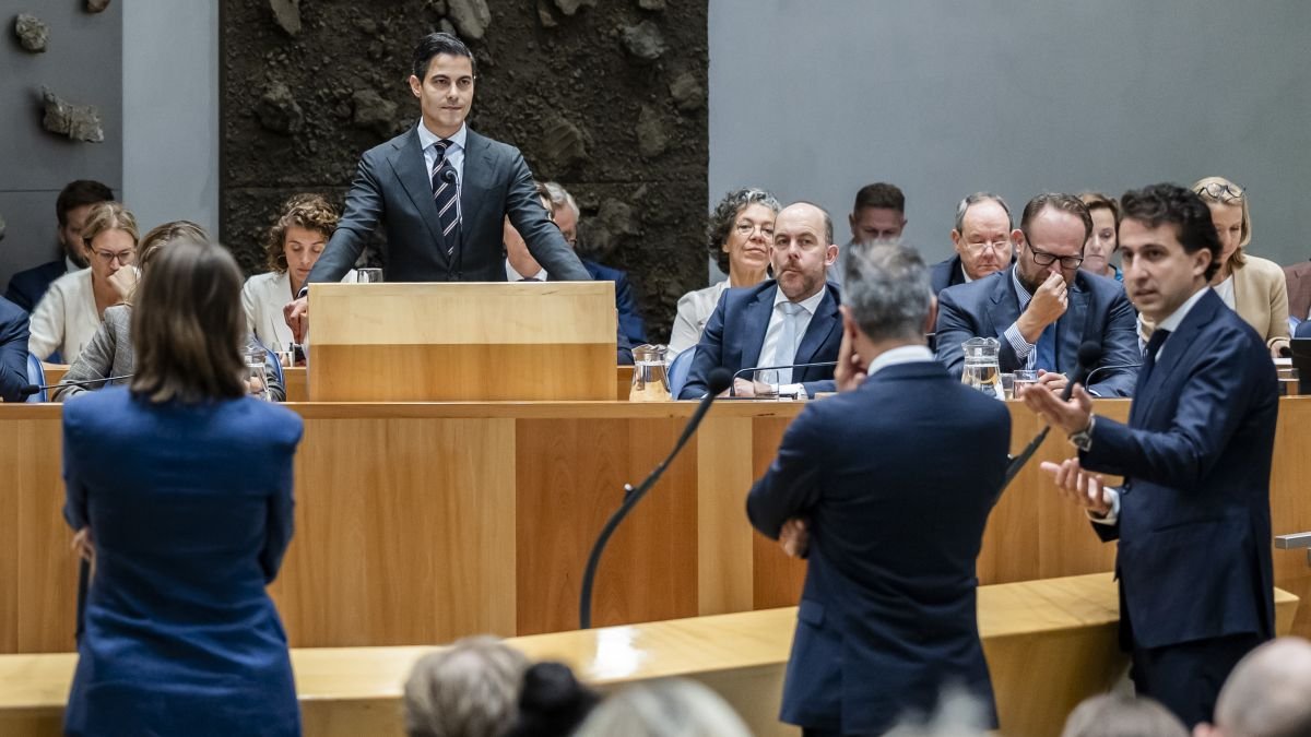 Jetten refuses to pick a side as opposition warns of drama