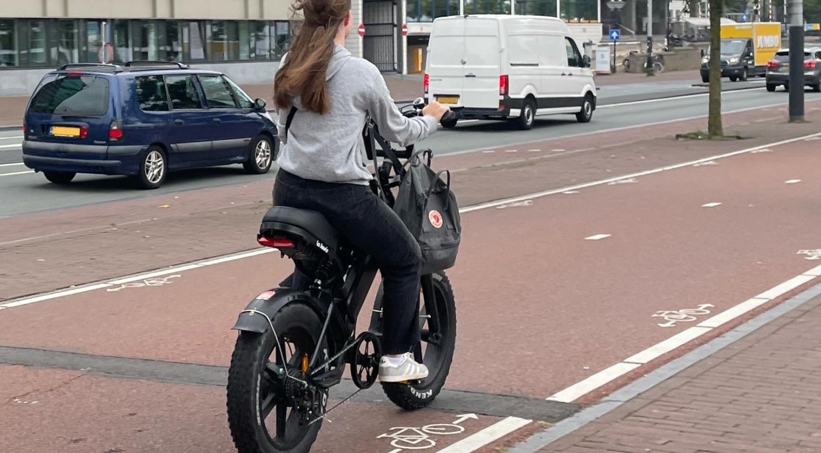 4 in 5 Dutch riders of regular bikes feel less safe as fatbikes multiple on the paths