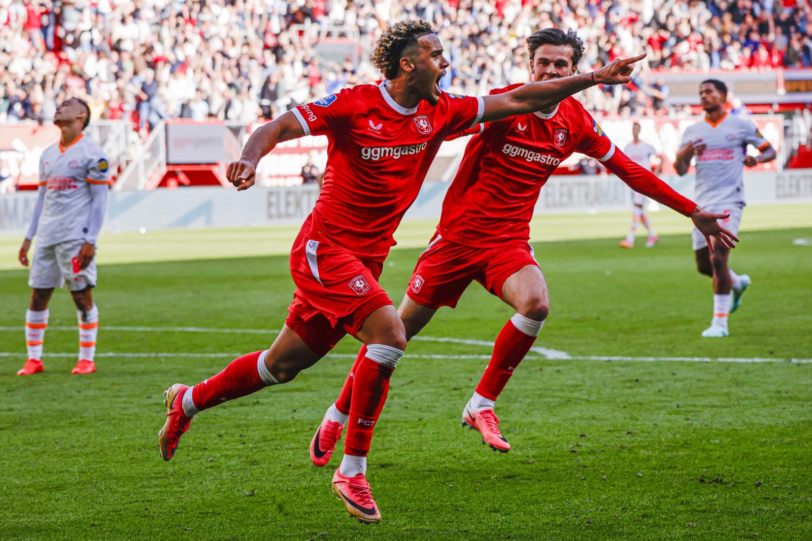 AZ top Eredivisie after Twente stage late comeback against PSV