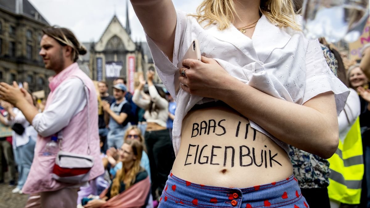 Pro tables bill to remove abortion from Dutch criminal code