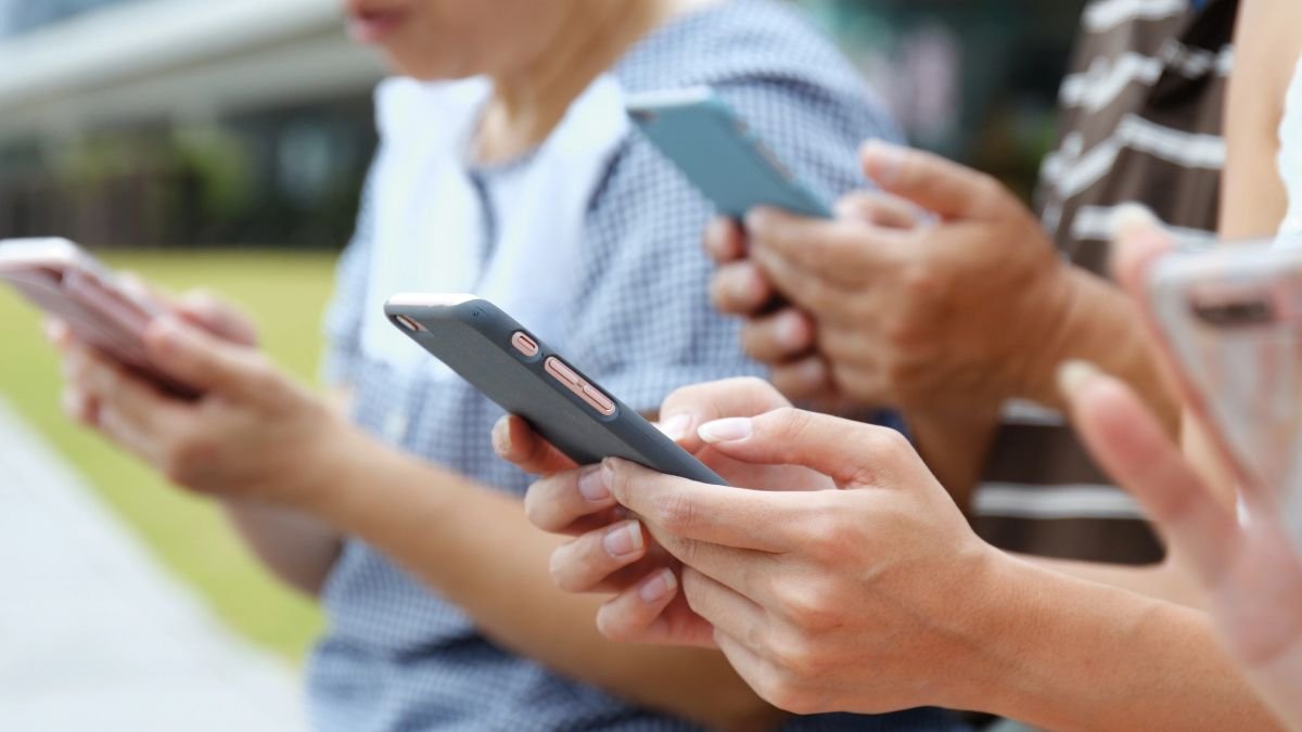 Cabinet wants phones out of schools from January