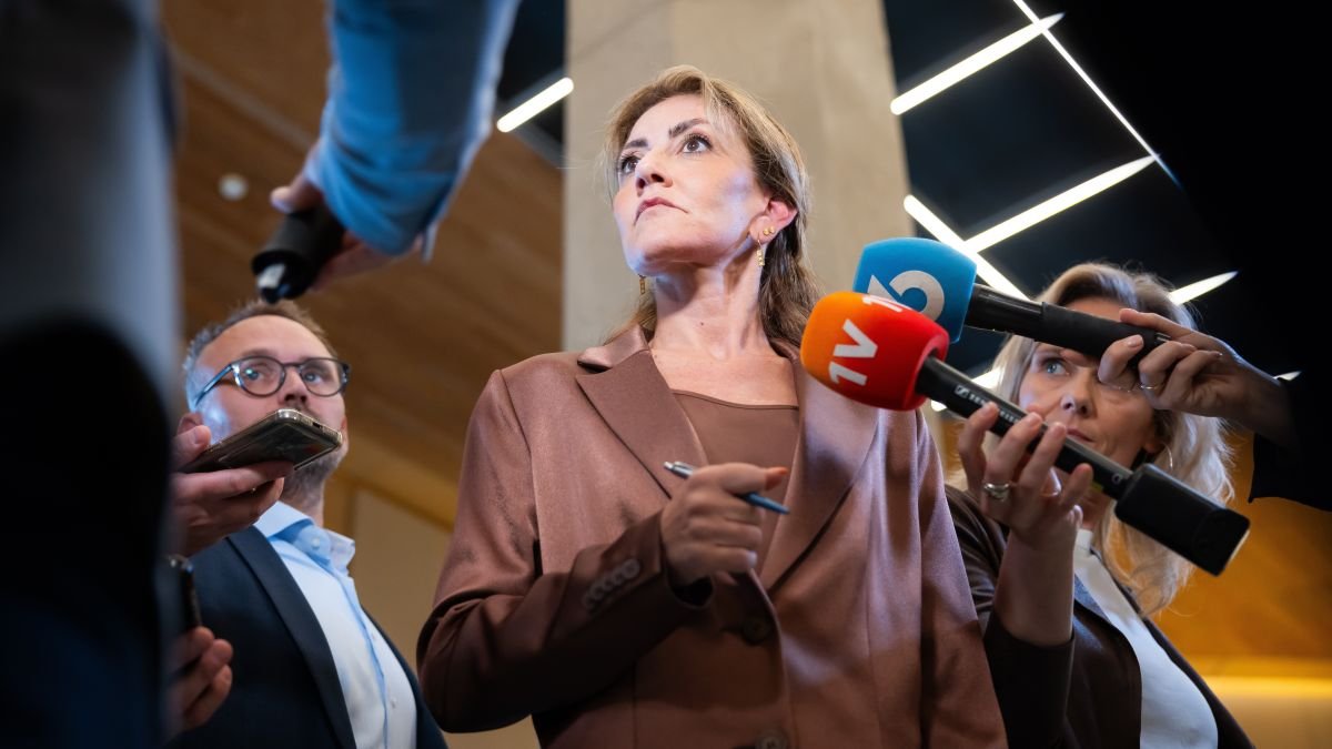 Defence minister calls Russia “the enemy”, but policy unchanged