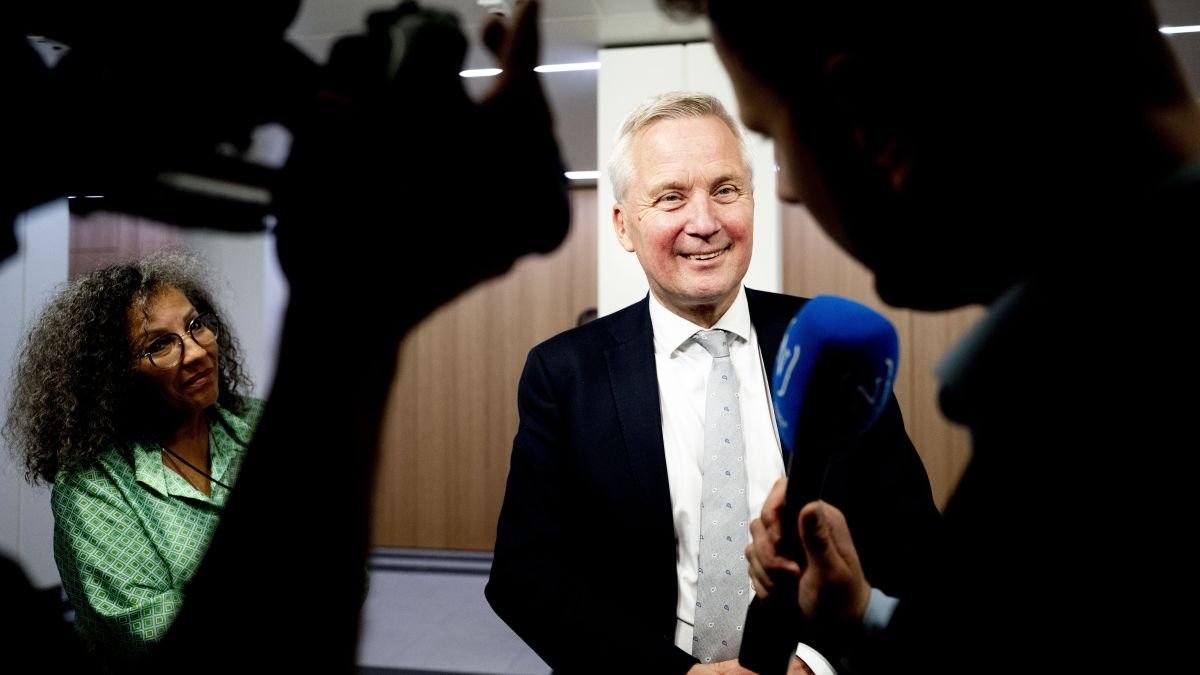 Dutch cabinet wants AI to help slash civil service: Telegraaf