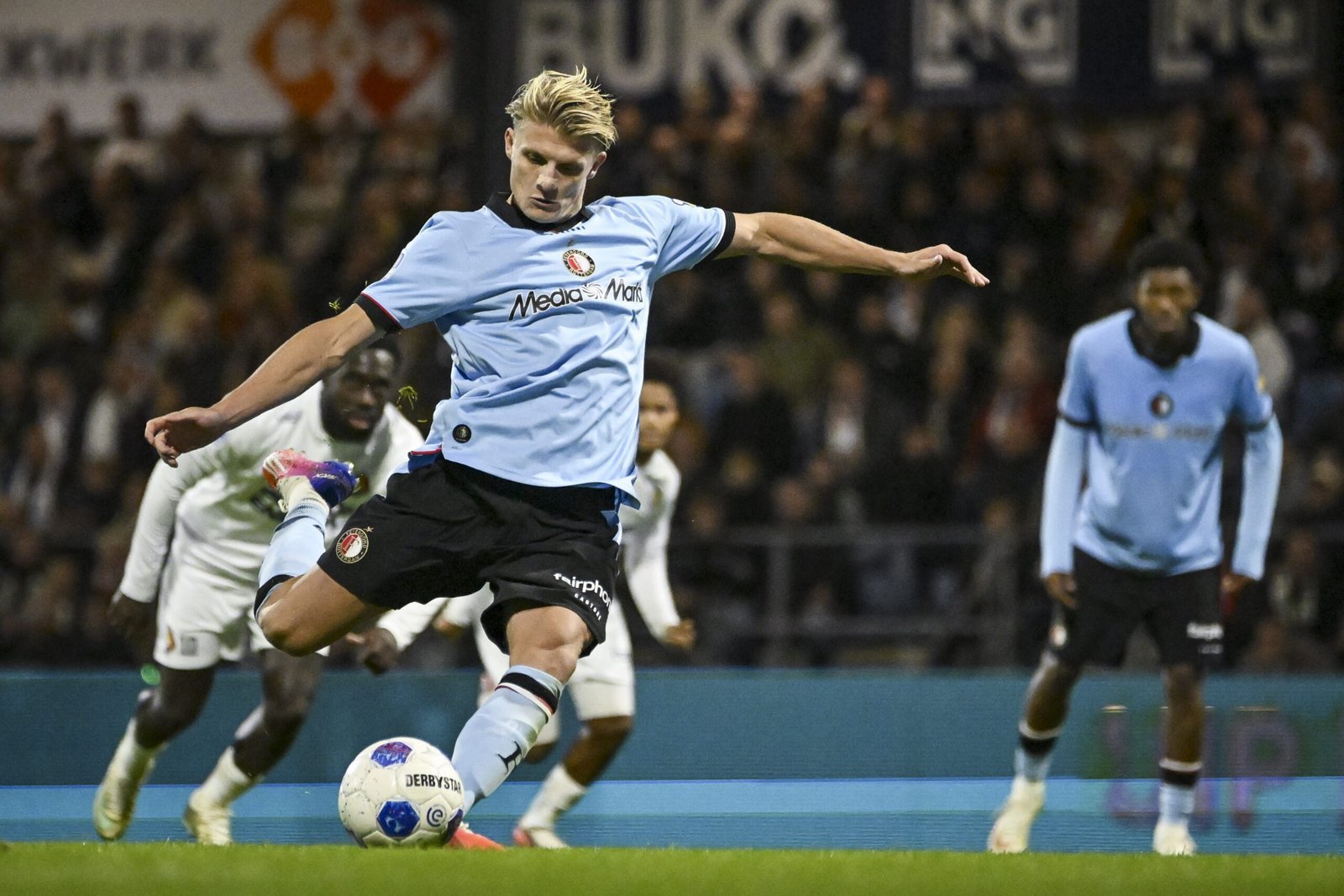 Feyenoord stretch lead ahead of Eredivisie top clash against PSV