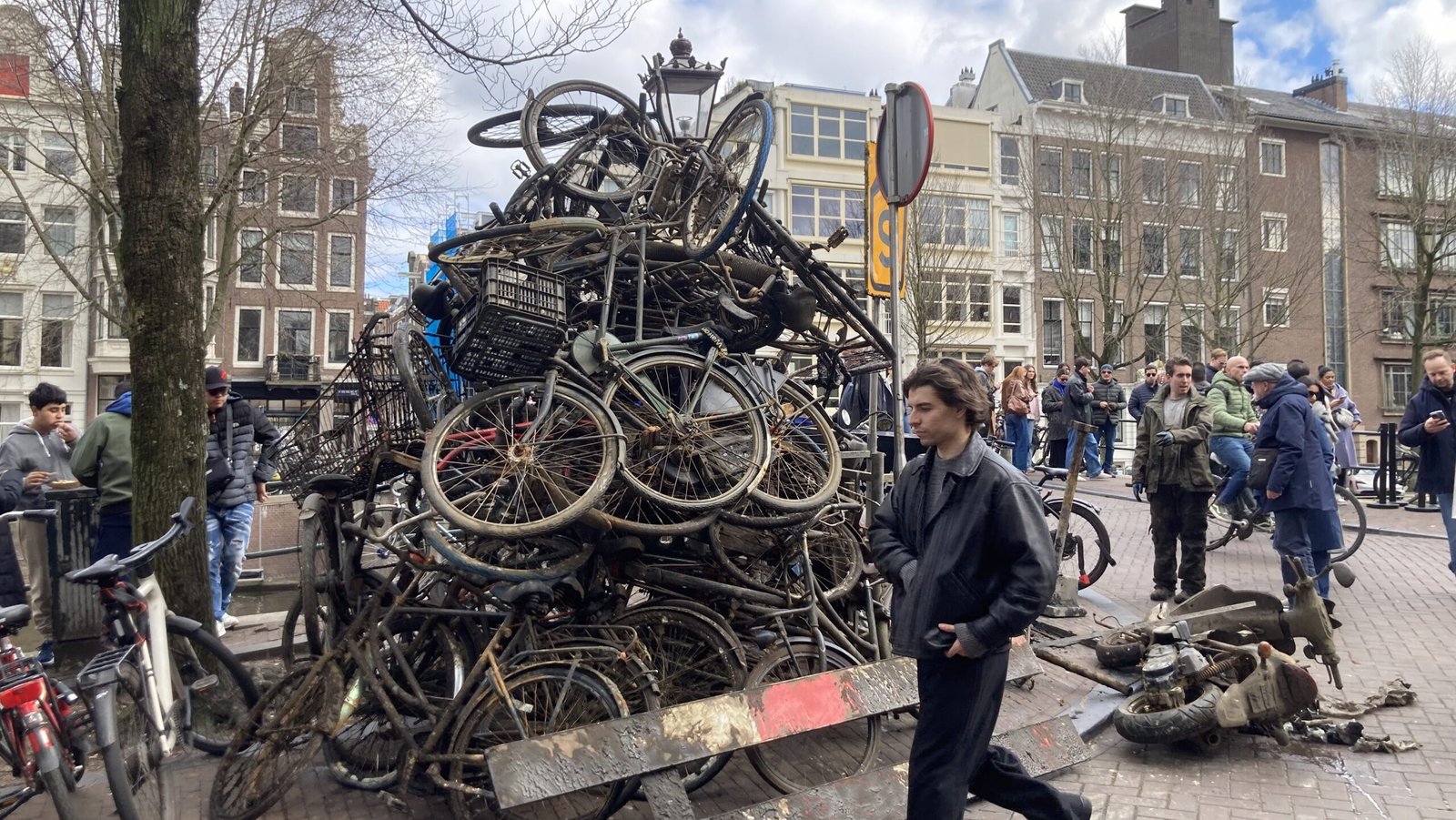 Inburgering with Dutch News: the great cycle path squeeze