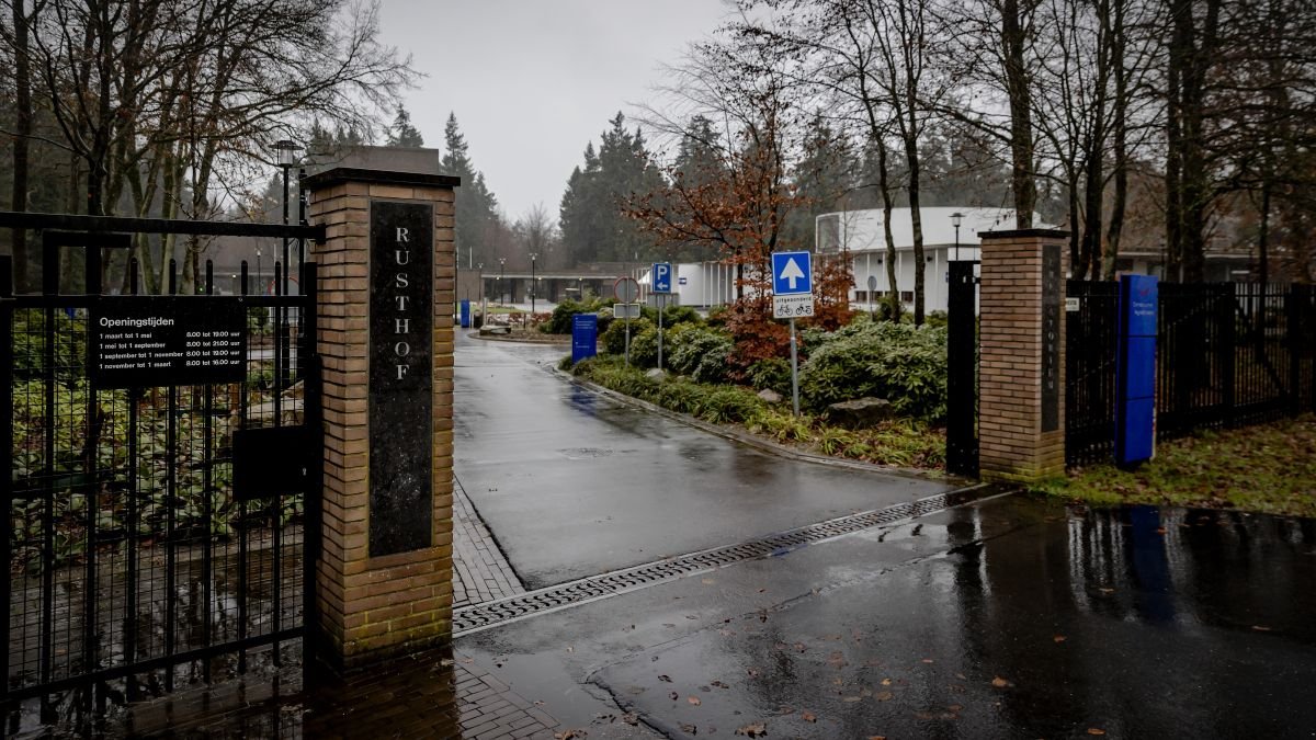 Four women on trial after séance at Dutch cemetery